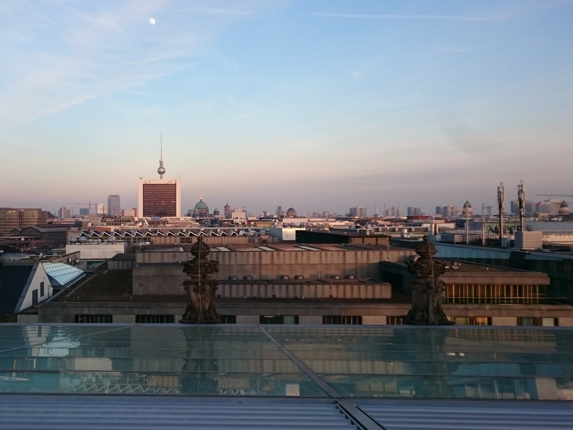 Um auch in einer wachsenden, sich kontinuierlich verdichtenden Metropole wie Berlin die Lebensqualität zu sichern, fördert die Senatsverwaltung für Umwelt, Verkehr und Klimaschutz die Begrünung von Dächern vor allem in dicht bebauten Quartieren.