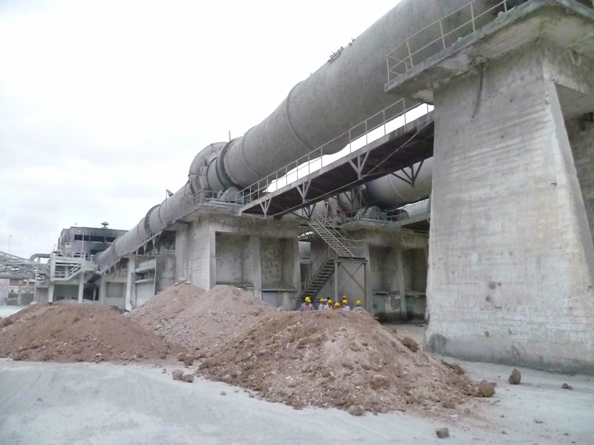 Für den Zement LC3 wird vor Ort vorhandene, geeignete Tonerde in einem Drehrohrofen gebrannt und zusammen mit gemahlenem Kalkstein in die Rezeptur eingebracht.