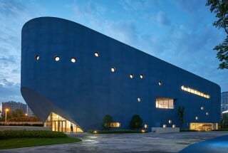In Shanghai ist ein gemeinsames Gebäude für die Bibliothek und das Theater einer privaten Schule nach Plänen des Architekturbüros Open Architecture entstanden.