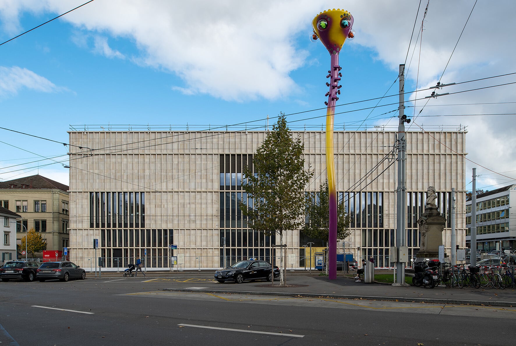 Der Neubau stammt aus der Feder von David Chipperfield Architects und vereint Räumlichkeiten für Sammlungen, Wechselausstellungen und die zentrale Eingangshalle.