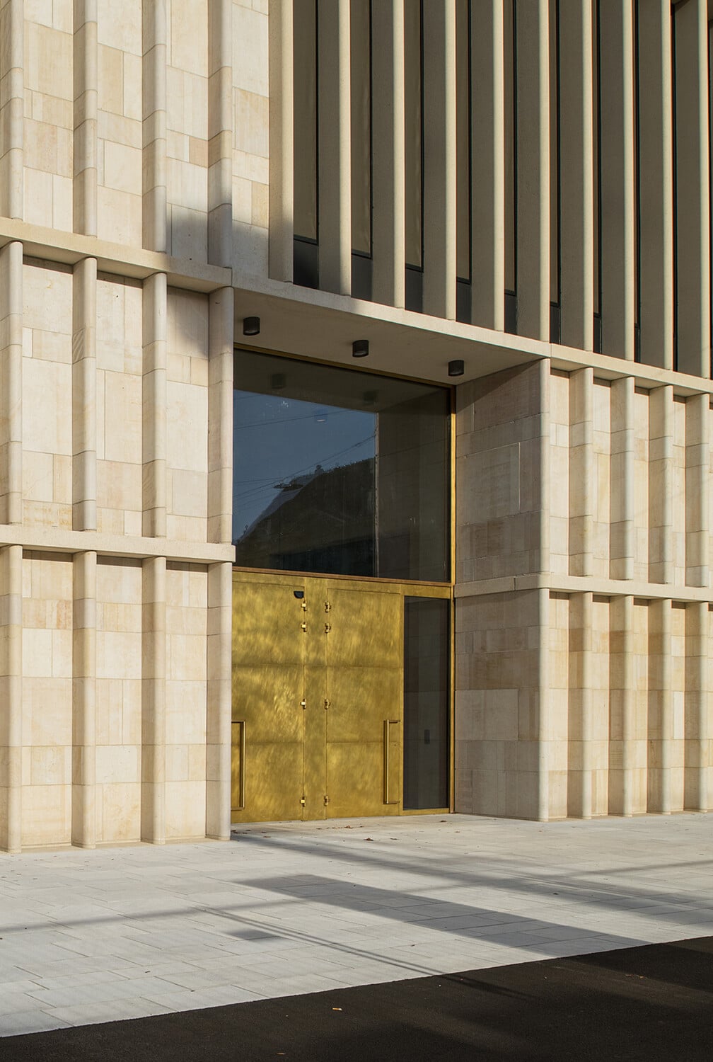 Der Ergänzungsbau ist in hellen Jurakalkstein gehüllt. Die Fassade des ruhenden Quaders erhält dabei durch Lisenen eine starke vertikale Rhythmik.