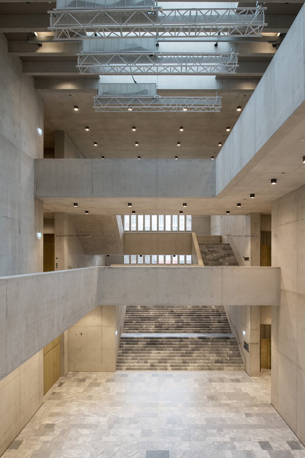 Den Mittelpunkt bildet die zentrale und öffentlich zugängliche Eingangshalle mit großzügiger Treppe und verschiedenen, in den Raum ragenden Galeriegeschossen. 