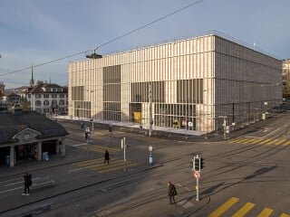 Das 1910 eröffnete Kunsthaus in Zürich erhielt bereits mehrmals in seiner Geschichte ergänzende Bauten. Nun entsteht für das Museum ein dritter Erweitertungsbau, mit dem das Raumangebot nahezu verdoppelt wird. 