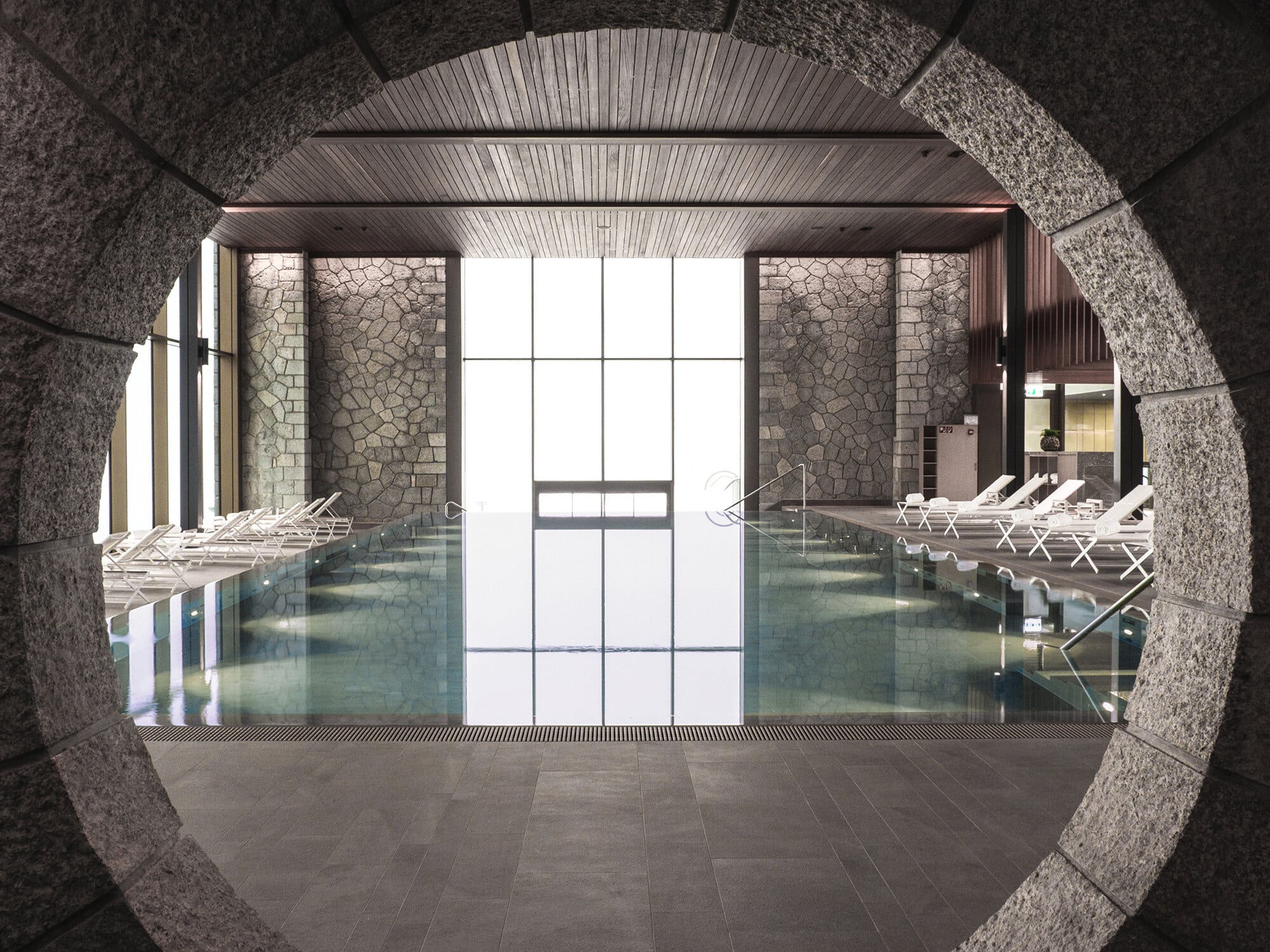 Das Spa ist auf einer Fläche von 7.000 Quadratmetern auf drei Etagen angelegt. Es gibt verschiedene Pools und Wasserbecken wie Sole-, Kneipp- und Dampfbäder, Kaltwasserbecken sowie einen Indoor und einen Outdoor Pool.