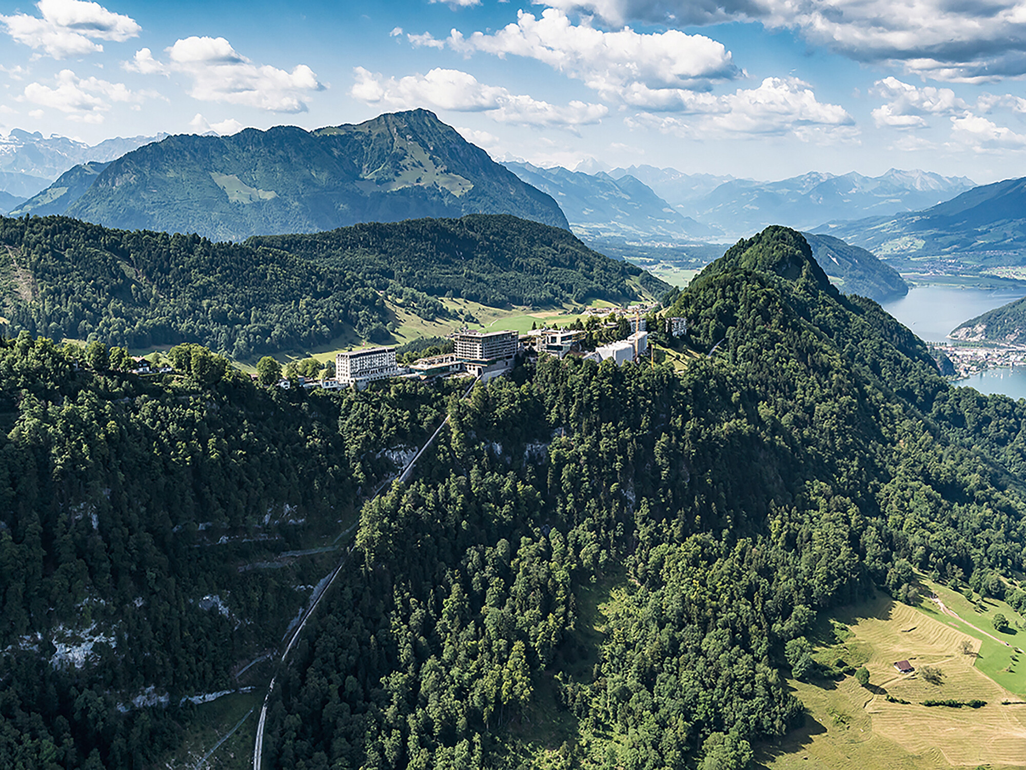 Hoch über dem Vierwaldstättersee, auf rund 1.100 Metern Höhe erstreckt sich die weitläufige Hotelanlage.