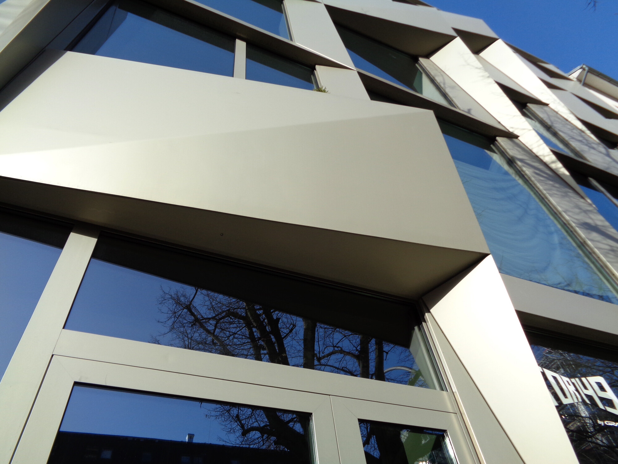 Grundsätzlich lassen sich zwei Typen unterscheiden: Die Verglasung erfolgt direkt im Blendrahmen oder befindet sich im Flügelrahmen. Im Bild: festverglastes Oberlicht über der Eingangstür (Tor149 in Berlin, Graft, 2012)