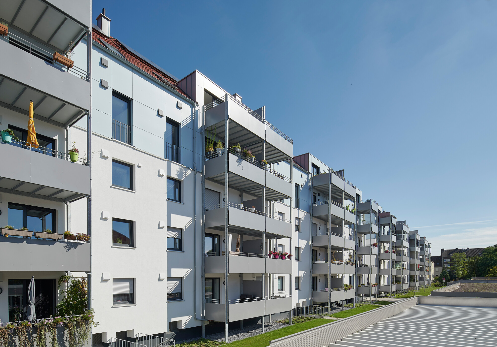 Die Gebäude wurden energetisch ertüchtigt und alle Wohnungen mit einem Balkon ausgestattet.