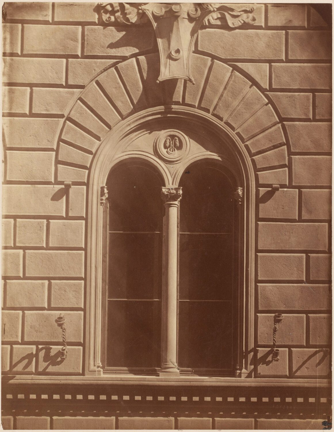 Historische Fotografie eines Zwillingsfensters in Florenz, zwischen 1851 und 1900
