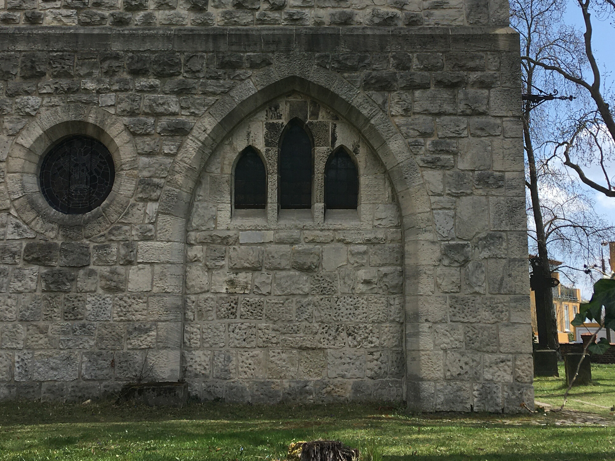 Drillingsfenster in der Dorfkirche Berlin-Rosenthal, 13. Jahrhundert