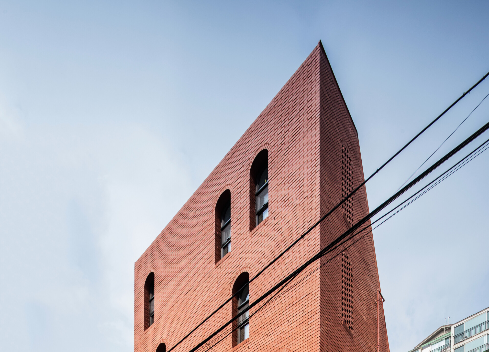 Das in New York und Seoul ansässige Architekturbüro entwarf mit dem „5-story house“ ein Plädoyer für vertikales Wohnen.