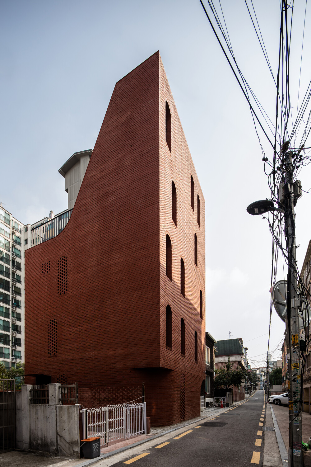 Das markante Volumen des Baukörpers ist das Ergebnis des kreativen Umgangs der Architekturschaffenden mit den Bauvorschriften. 