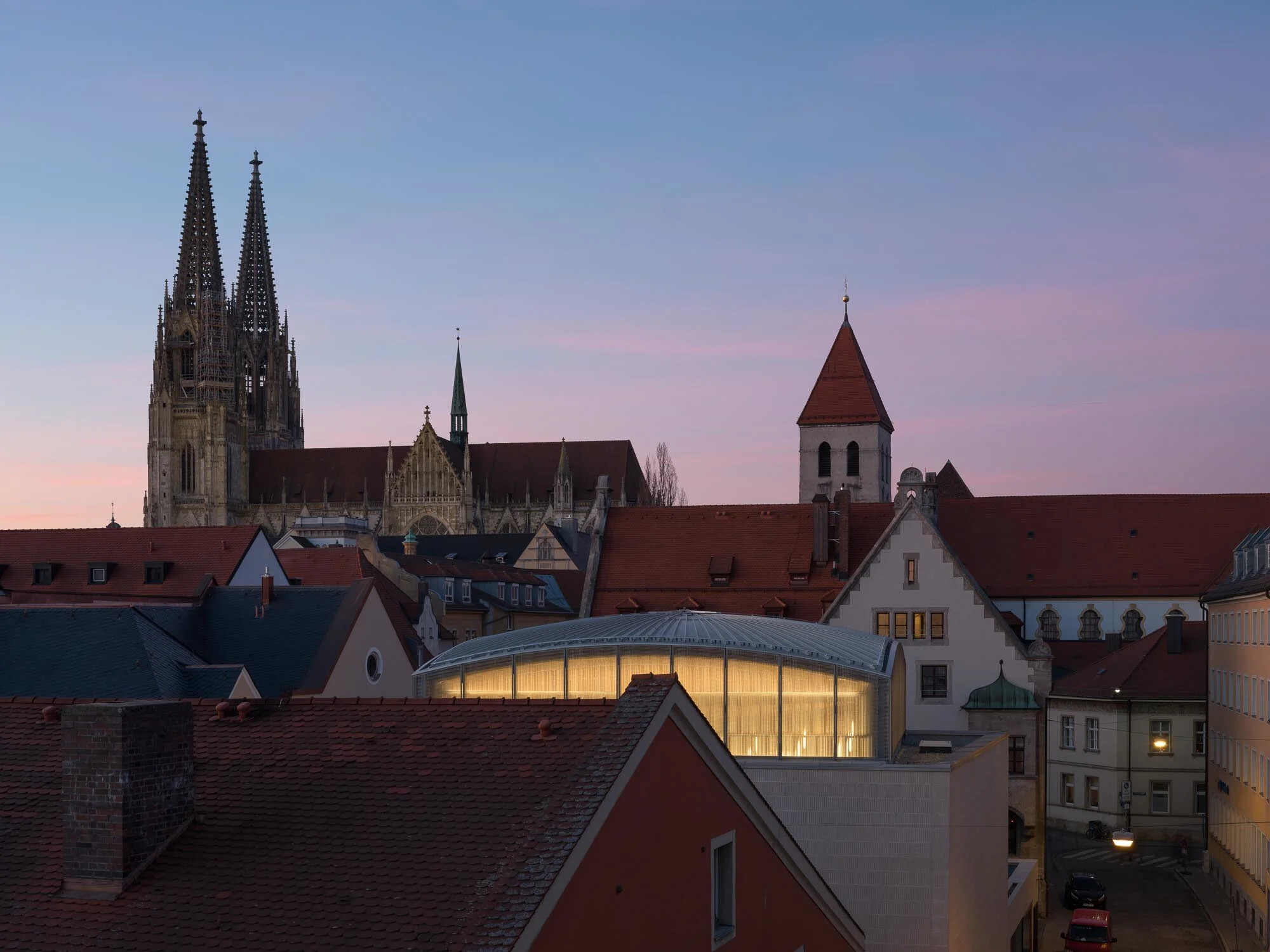 Wie eine Laterne erleuchtet die Kuppel bei Dunkelheit die Regensburger Altstadt.