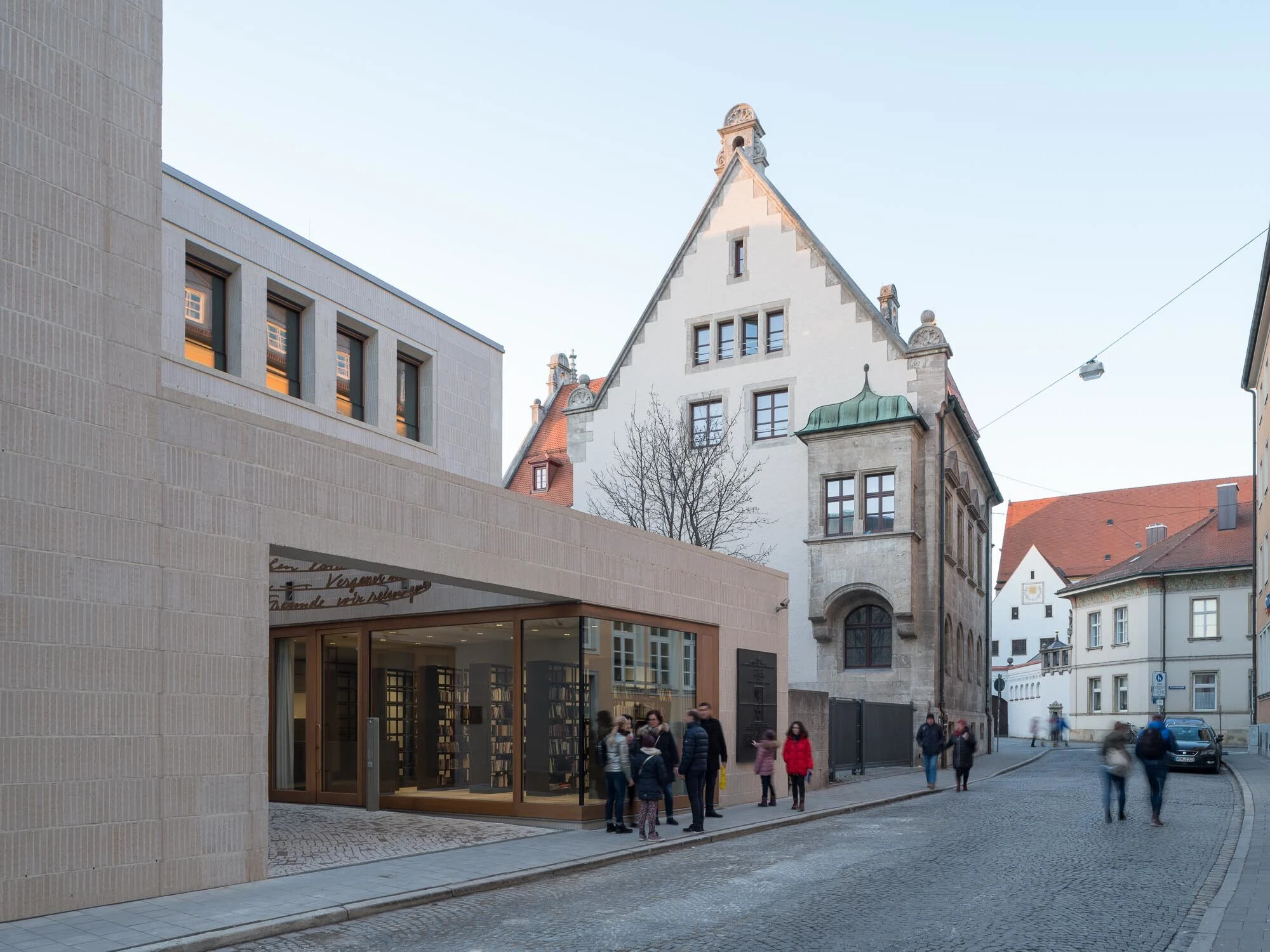 Große bodentiefe Fenter gewähren Einblicke in die Bibliothek der Synagoge.
