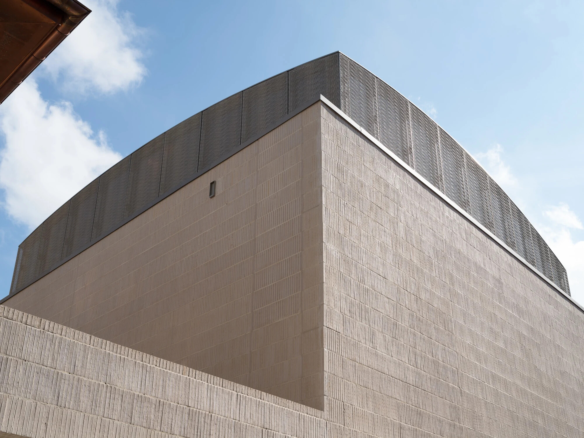 Die metallgedeckte Kuppel des Synagogenraums ragt über die massiven steinernen Wände des Sakralbaus hinaus.