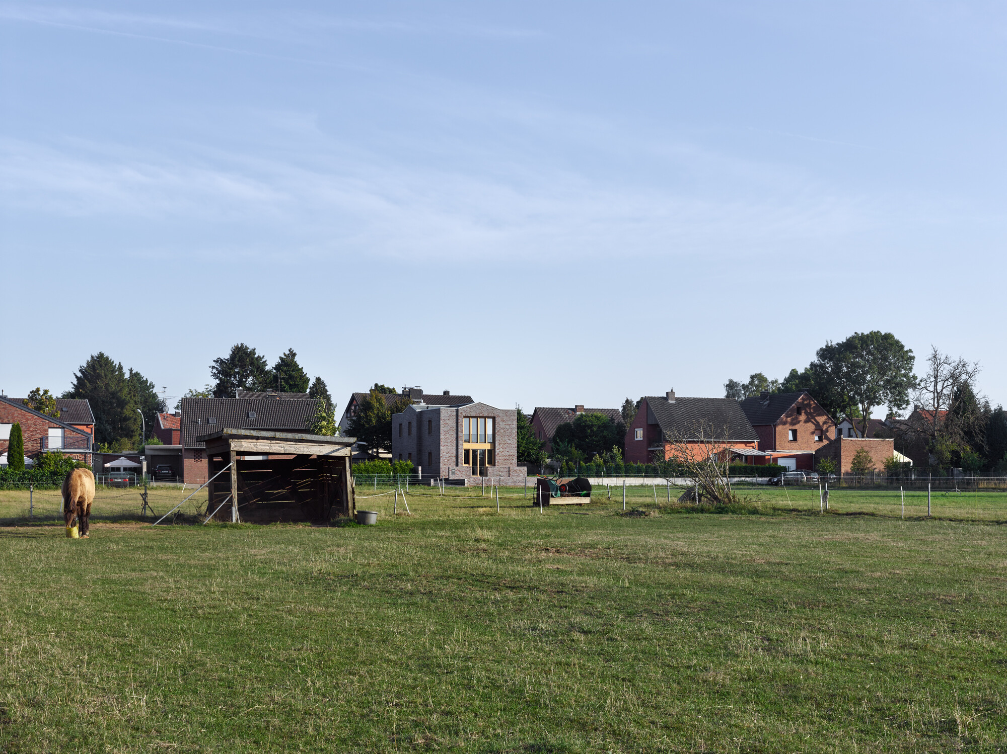 Das Gebiet ist vornehmlich von Einfamilienhäusern mit Satteldach und Klinkerfassade sowie dem angrenzenden Naturschutzgebiet geprägt. 