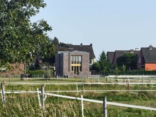 Im Mönchengladbacher Stadtteil Giesenkirchen ist nach Plänen vom Architekten Feyyaz Berber ein neues Einfamilienhaus entstanden.