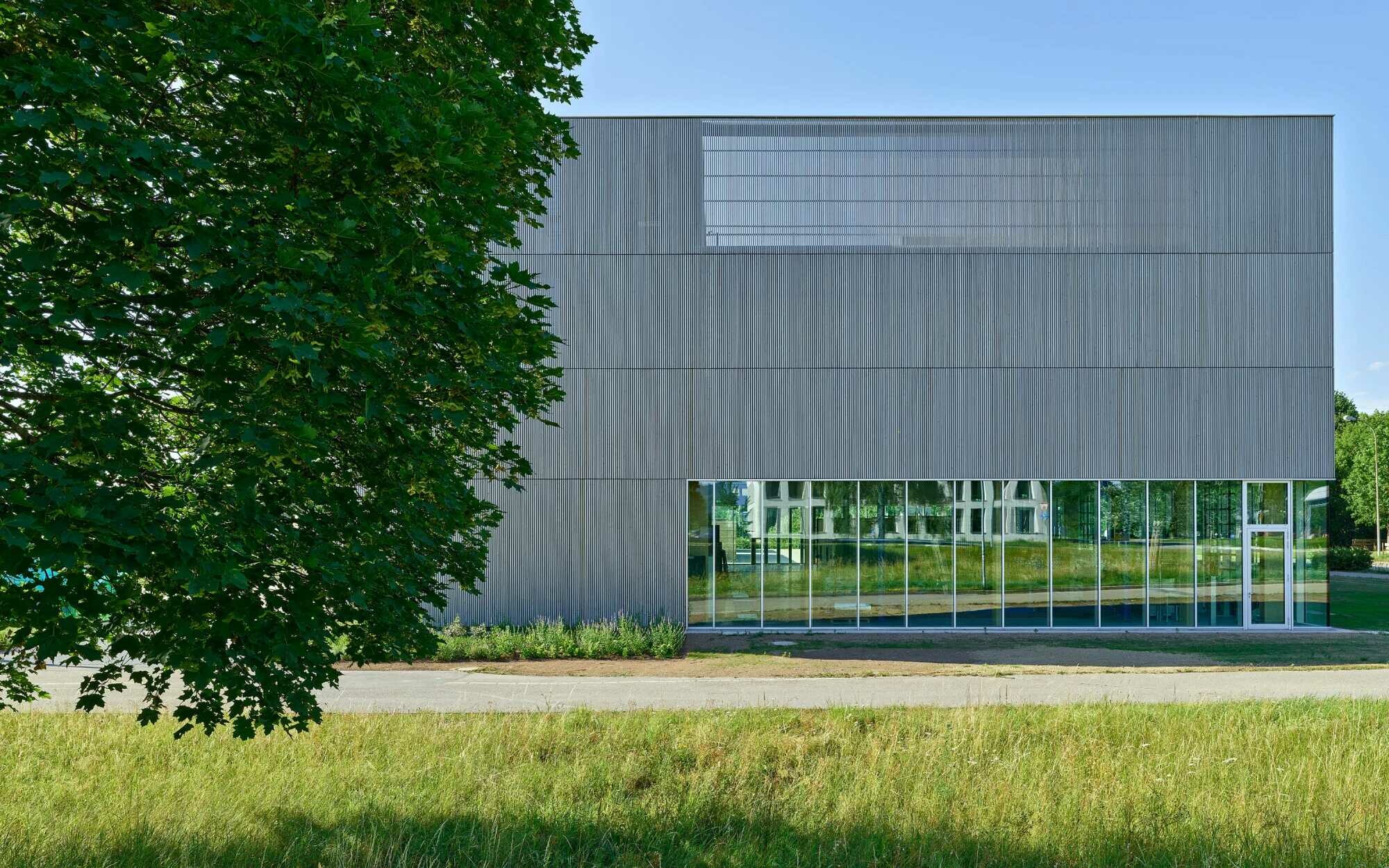 Die Fassade des quaderförmigen Baus ist mit Kanthölzern aus Weißtanne verkleidet.