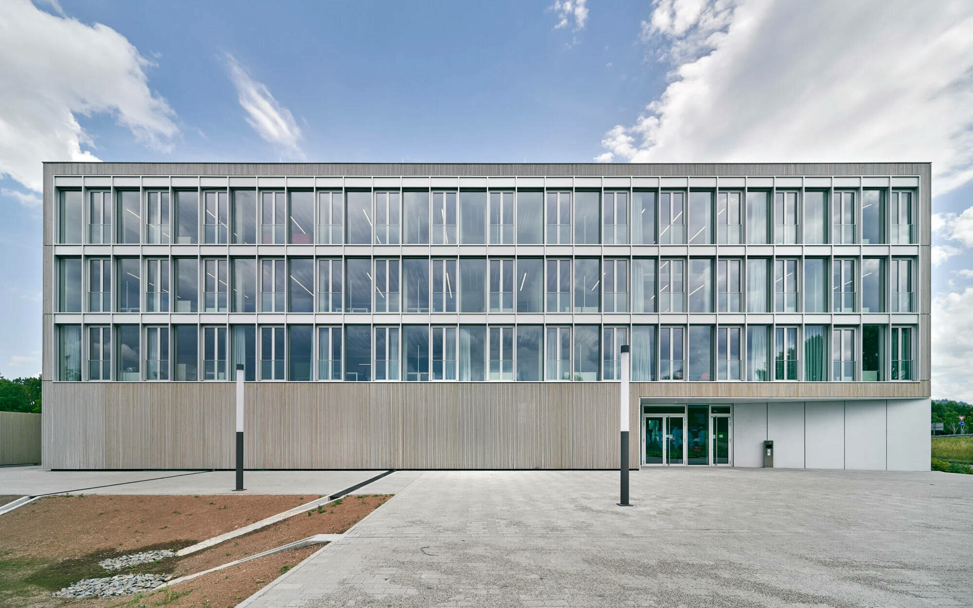 In der Westfassade gewähren große Fenster Einblicke in die Forschungseinrichtung.
