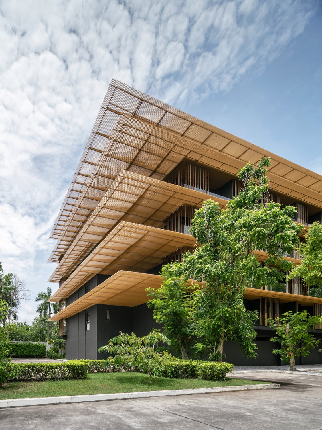 Verantwortlich für die Umgestaltung des Bettenhauses an der thailändischen Küste zeichnen ACA Architects aus Bangkok.