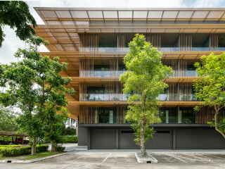 Mit neuem Sonnenschutz und schwarzer Farbe wurde die Fassade des Hotels Dorshada Resort in Chon Buri aufgewertet.