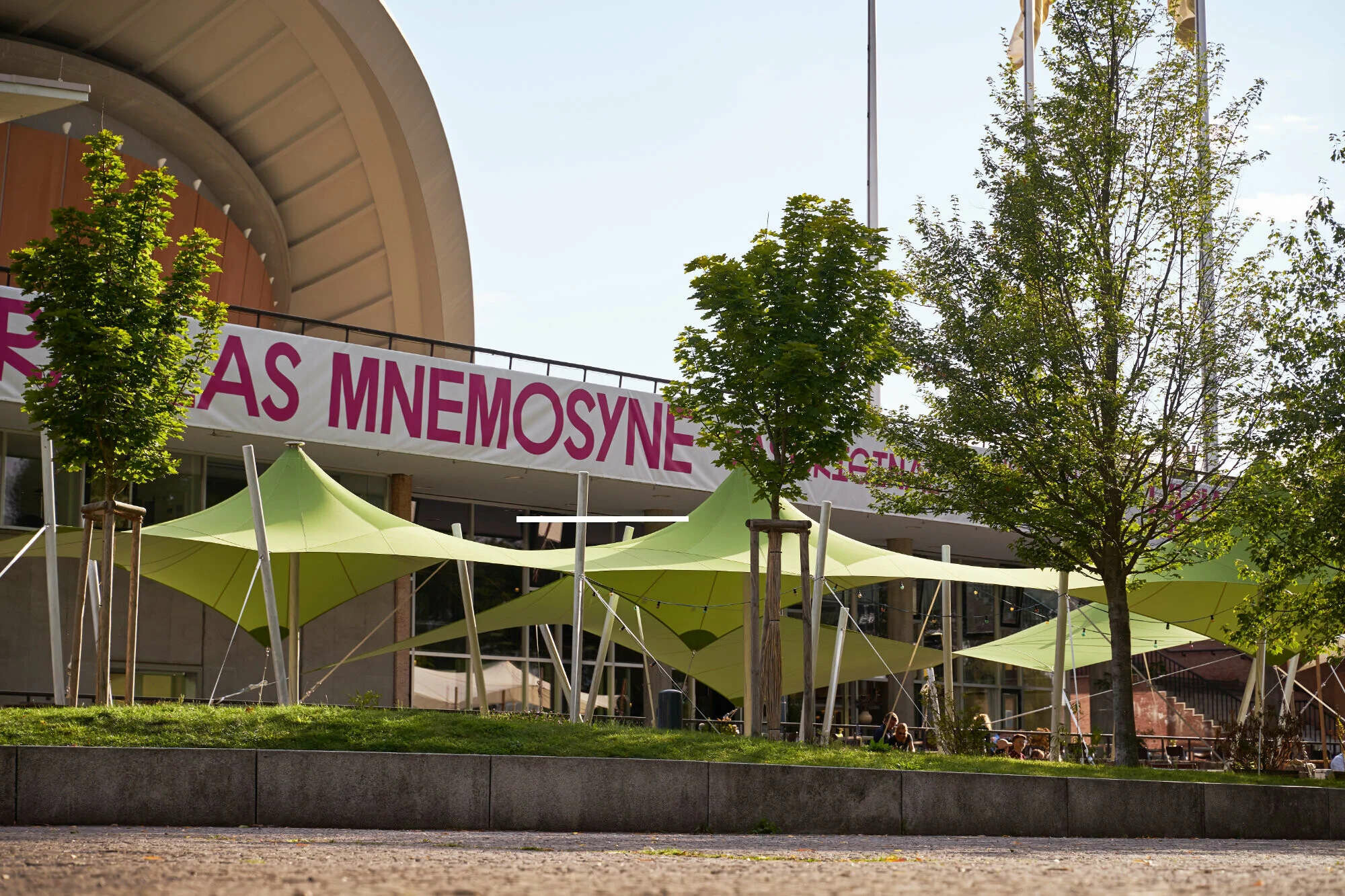 Eine bewegte Landschaft aus zwei Stoffdächern kreierte das Team 2019 für das Haus der Kulturen der Welt in Berlin.