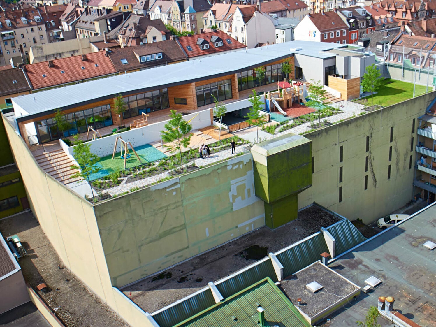 Die Kita Wolke 10 nach Plänen von Querwärts Architekten auf dem Dach eines Parkhauses in Nürnberg