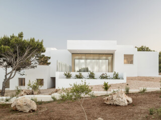 Die Villa Catwalk fügt sich gut in die Topografie der Insel Menorca.