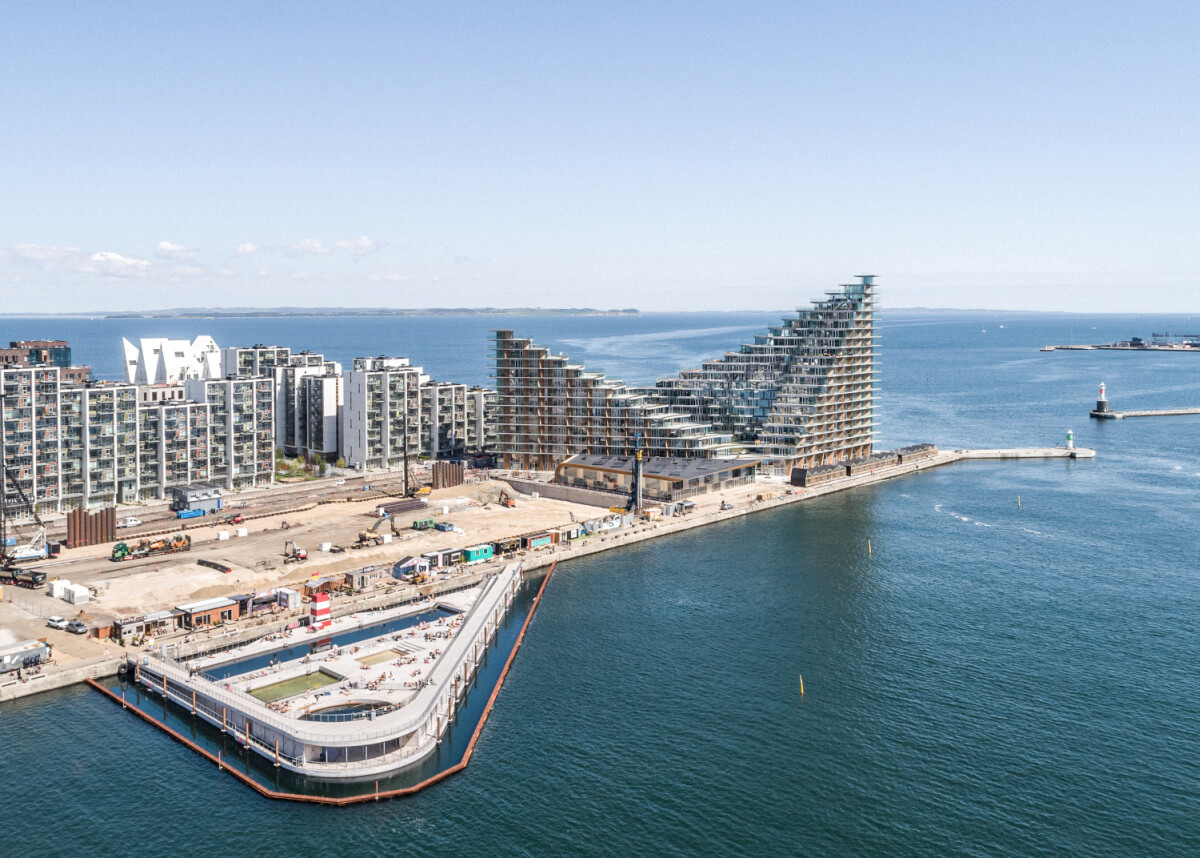 Das neue Terrassenhaus ist Teil des Hafenviertels von Aarhus, das durch ein Hafenbad ergänzt wurde und kontinuierlich weiter wächst.