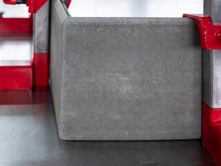 Mit der Aufkantung aus Faserbeton lassen sich unter anderem auskragende Bauteile wie etwa Balkone auf der Basis von Halbfertigteilen im Werk mit Stirnseiten in Sichtbetonqualität ausführen.