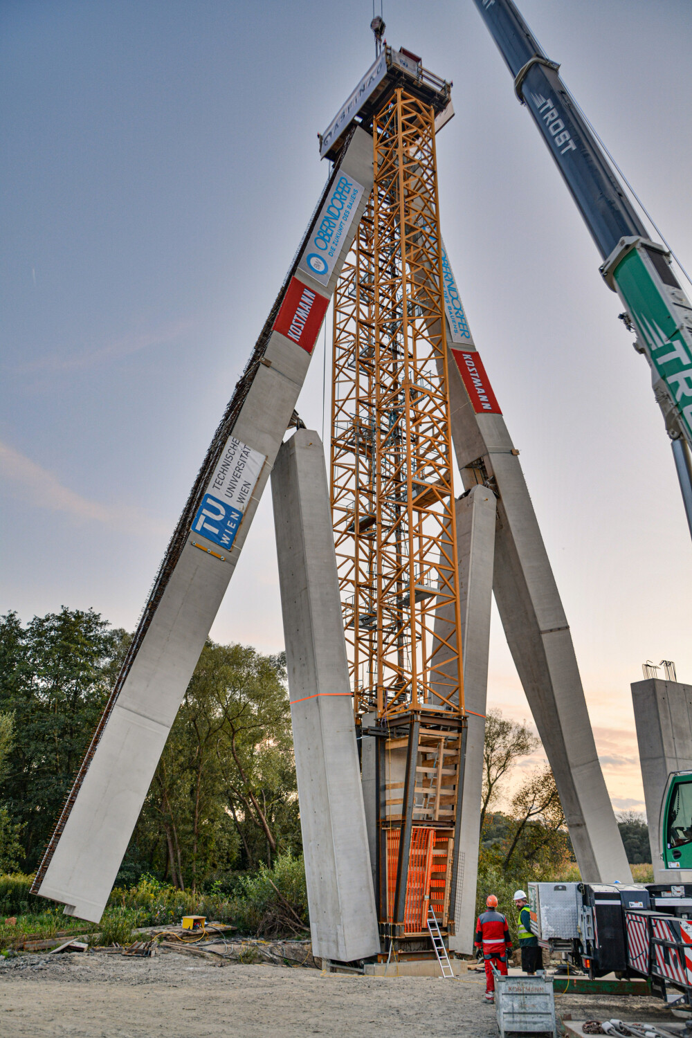 Die Träger der Brücken sind 36 Meter lang – das ergibt im aufgeklappten Zustand eine Spannweite von 72 Metern. 
