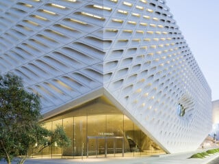 Zu der Schar ikonischer Kulturbauten an der Grand Avenue in Los Angeles gesellt sich seit einiger Zeit das Kunstmuseum The Broad aus der Feder des New Yorker Architekturbüros Diller Scofidio + Renfro. 