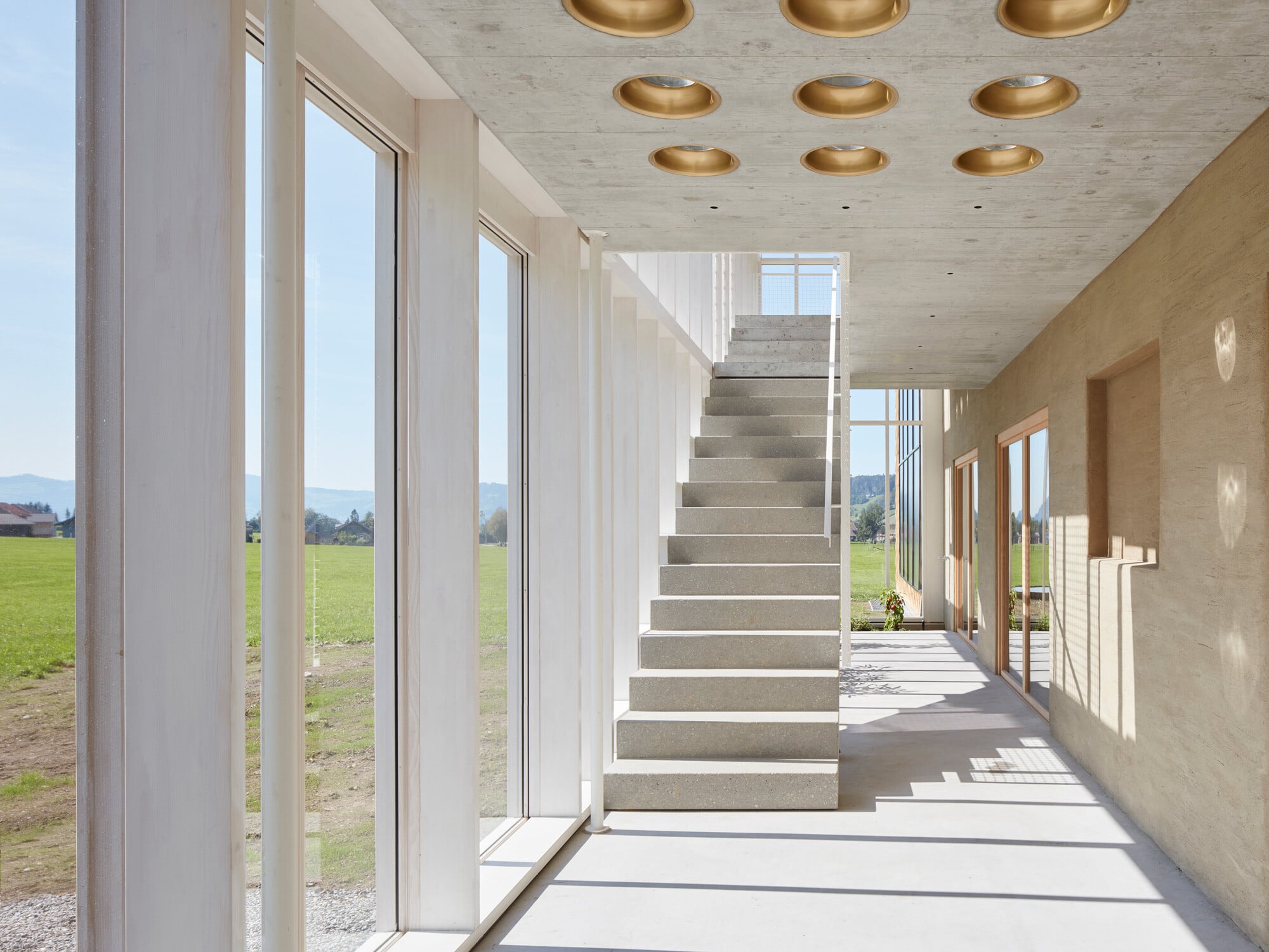 Georg Bechter war es wichtig mit nachhaltigen Materialien zu bauen und die Wertschöpfung in der Region zu erhalten. In die Decke sind leuchtende Gipseinbaumodule aus der eigenen Manufaktur eingelassen.