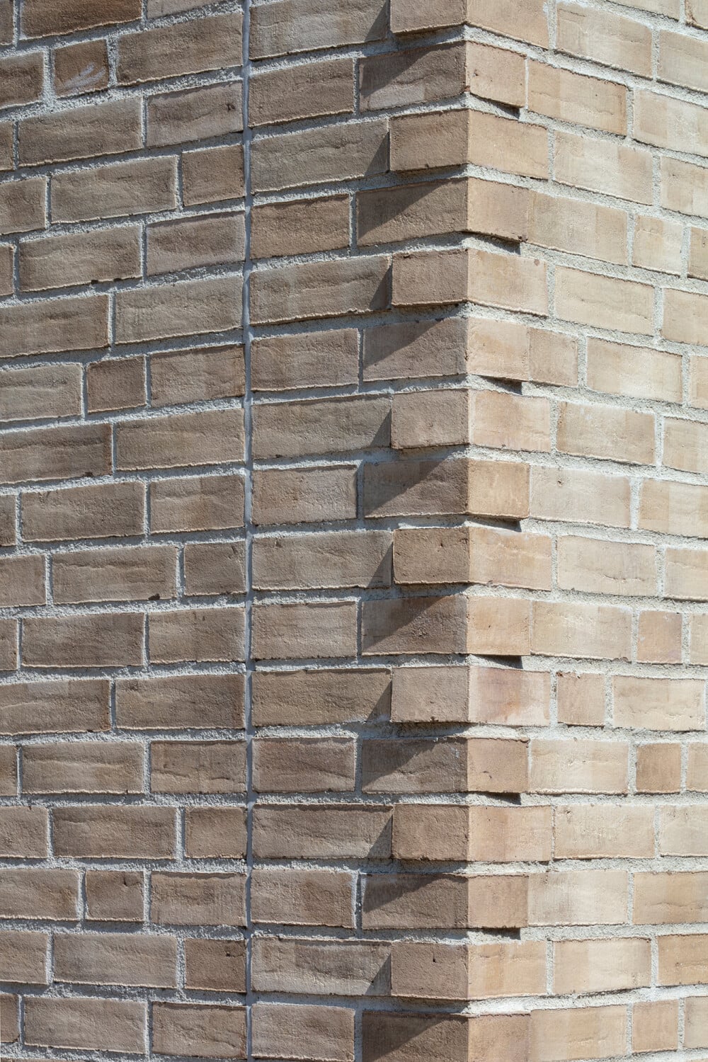 Sorgfältige Details wie diese Eckverzahnung kennzeichnen den Neubau. Die Auswahl hochwertiger und langlebiger Materialien setzt sich auch im Inneren fort. 