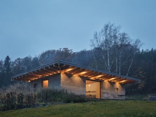 Auf einem naturnahen Grundstück nahe Uherské Hradiste entstand nach Plänen der Architektin Lina Bellovicová das House LO.