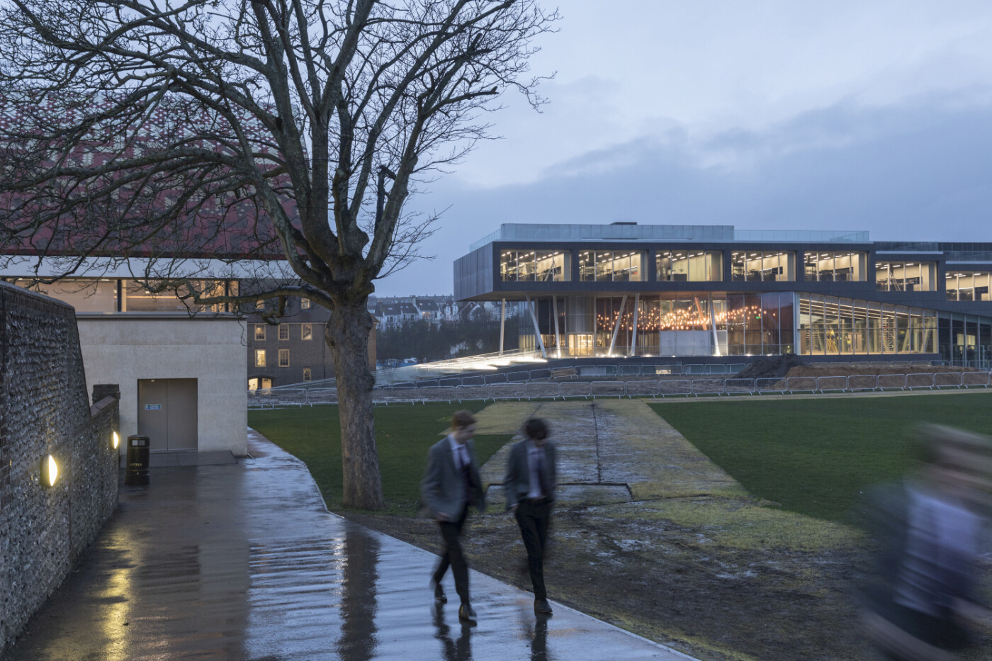Das Brighton College ist eine der führenden britischen Privatschulen. Der Neubau nach Plänen des Architekturbüros OMA komplettiert nun das Ensemble aus dem 19. und 20. Jahrhundert.