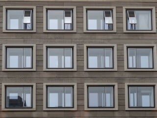 Das Merkblatt KB.01:2020-06 beinhaltet Hinweise und technische Lösungsansätze für die Verwendung kraftbetätigter Fenster, sodass deren Bedienung sicher und ohne großes Risiko gewährleistet werden kann.