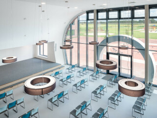 Der zweigeschossige, vom Architekturbüro Hambrock Bauplanung entworfene Schulneubau steht im niedersächsischen Emsland.