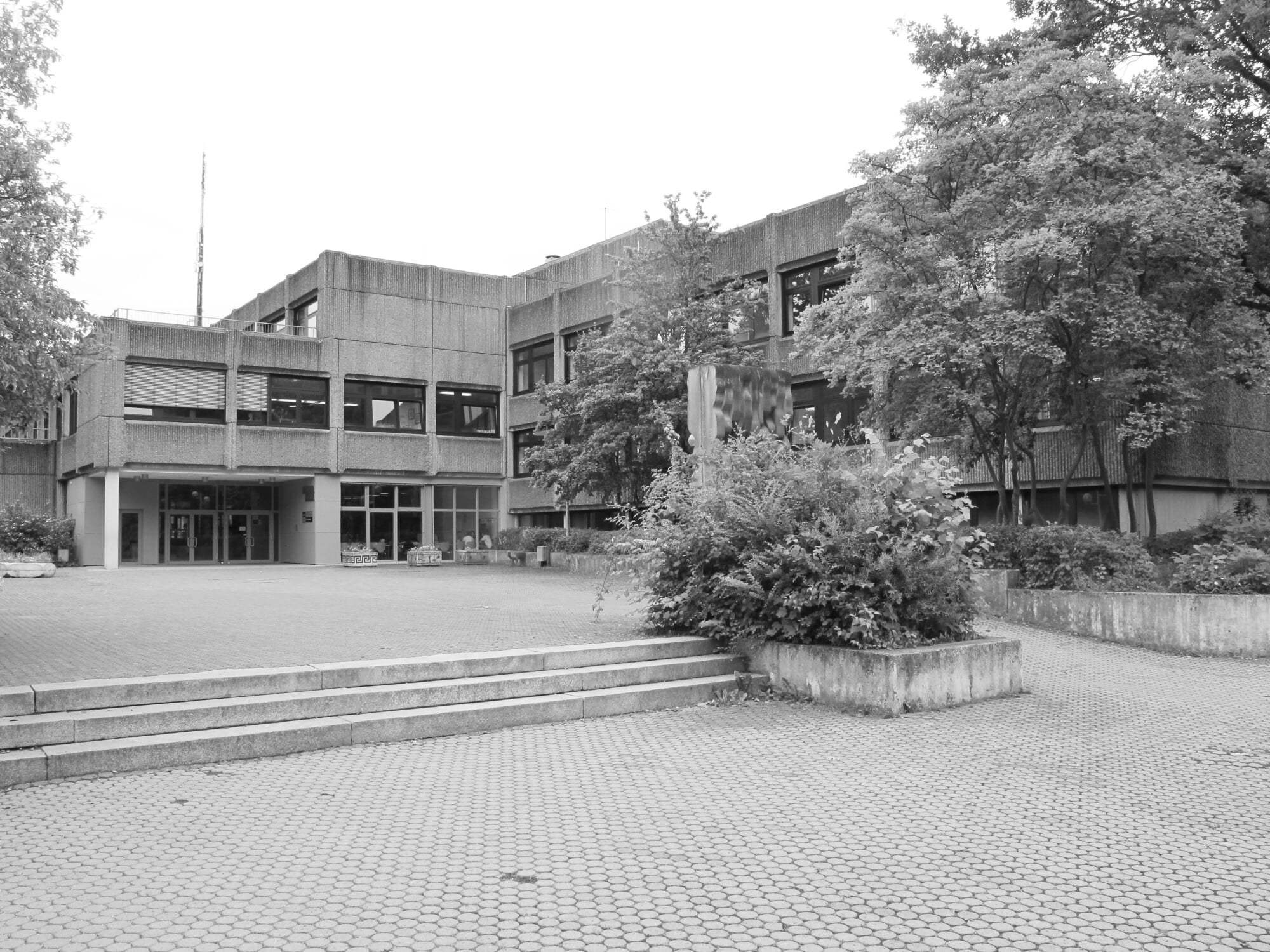 Das Schulgebäude war 1977 in Beton-brut-Optik erstellt worden.