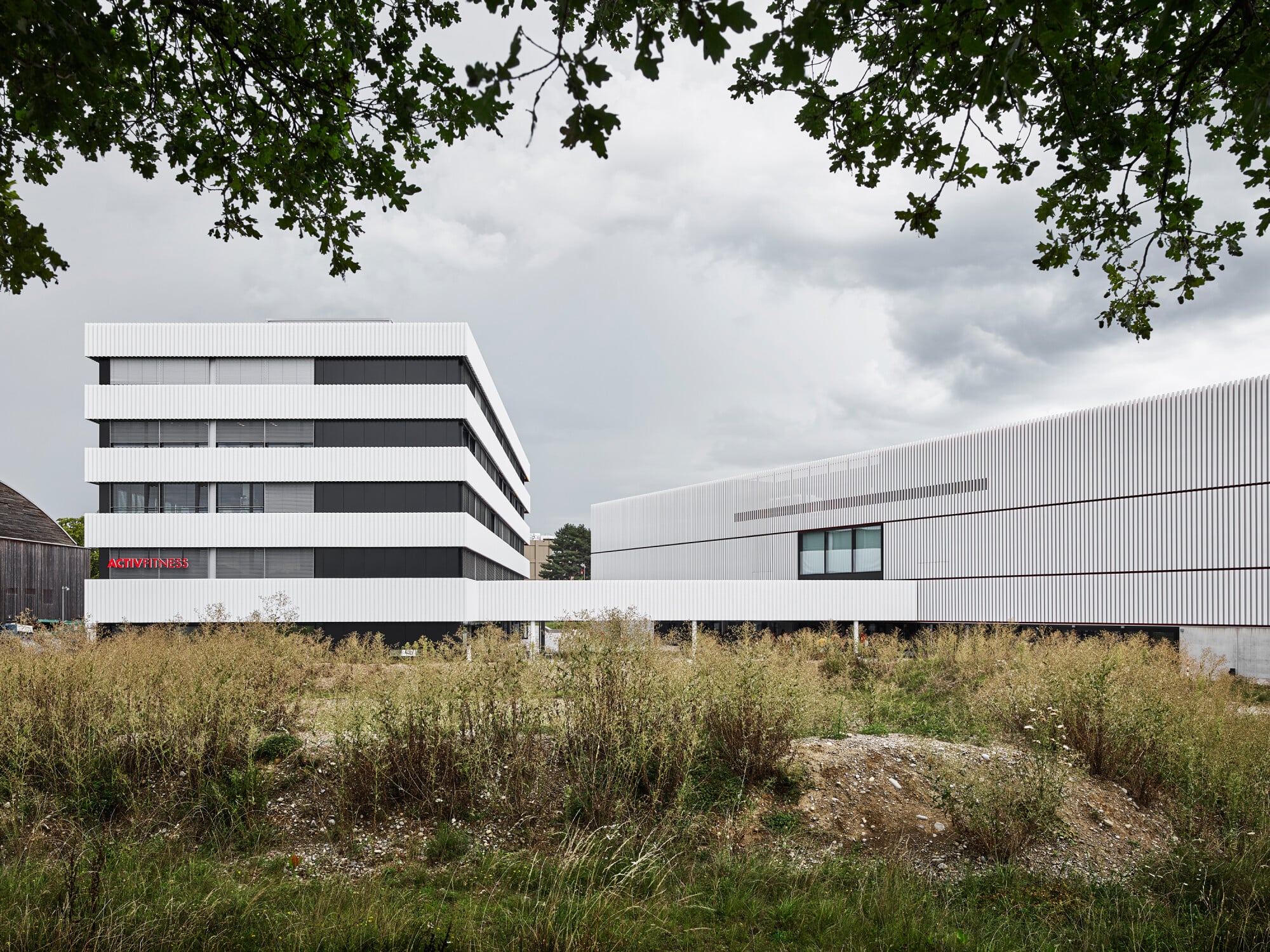 In der ersten Bauphase sind eine Ballsportarena, ein Campus-Gebäude und eine Trainingshalle fertig gestellt worden.