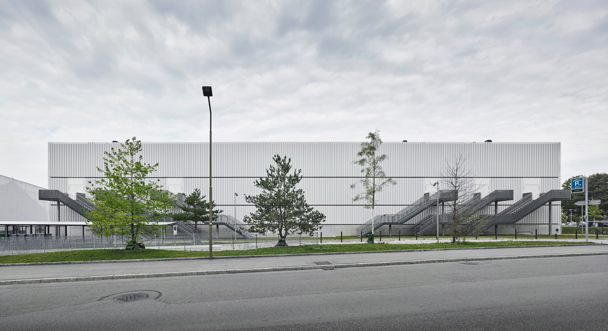 Die Ballsportarena hat die geschlossenste Fassade.