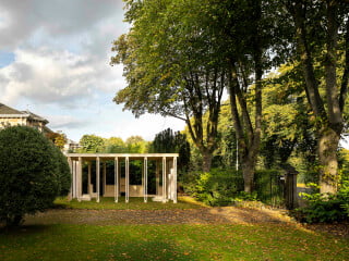 Die schottischen O’DonnellBrown Architekten haben den Community Classroom als flexibel nutzbares und demontierbares „Klassenzimmer" aus einer einfachen Holzstruktur entwickelt.