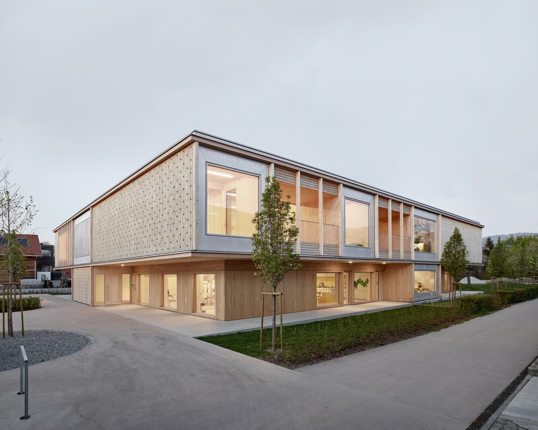 Der neue Kindergarten nach Plänen von Innauer Matt Architekten fungiert als wichtiges stadträumliches Element im Bezirk Hasenfeld.