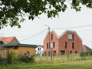 In Ternat, einer belgischen Gemeinde der Region Flandern haben Blaf Architekten das Einfamilienhaus „wsT“ geplant – ein Entwurf mit Augenzwinkern.