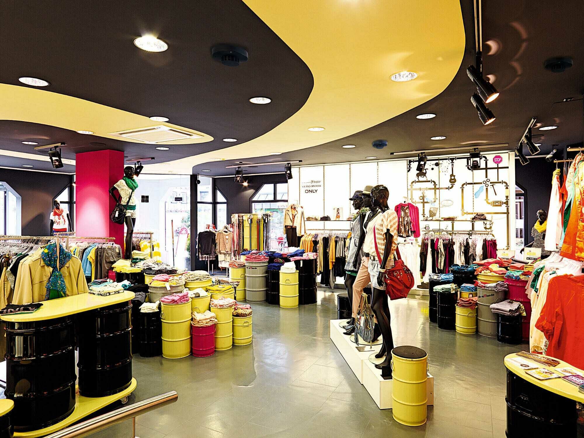 An dunklen Raumdecken kaum erkennbar, fügt sich der schwarze Mehrsensormelder unauffällig ins Gesamtbild.