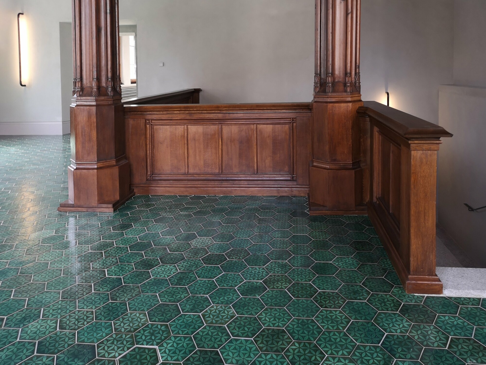 Der smaragdgrüne Fliesenboden im Raum „Schloss Arbon“ im Landesmuseum Zürich erstrahlt wieder in altem Glanz.