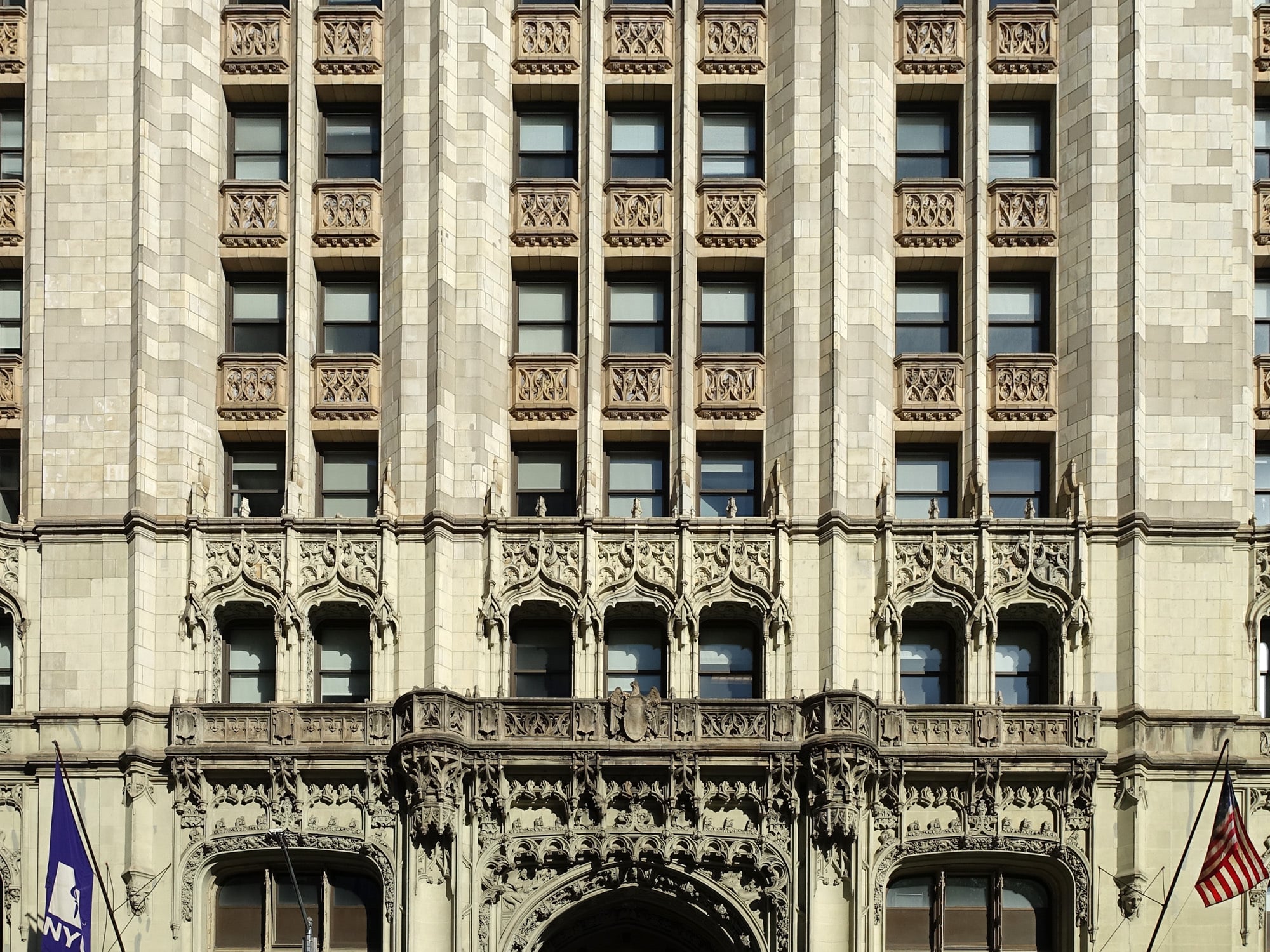 Eselsrücken: Fassadendetail beim Woolworth Building am Broadway in Manhattan, New York City (1910 und 1913, Architekt Cass Gilbert)