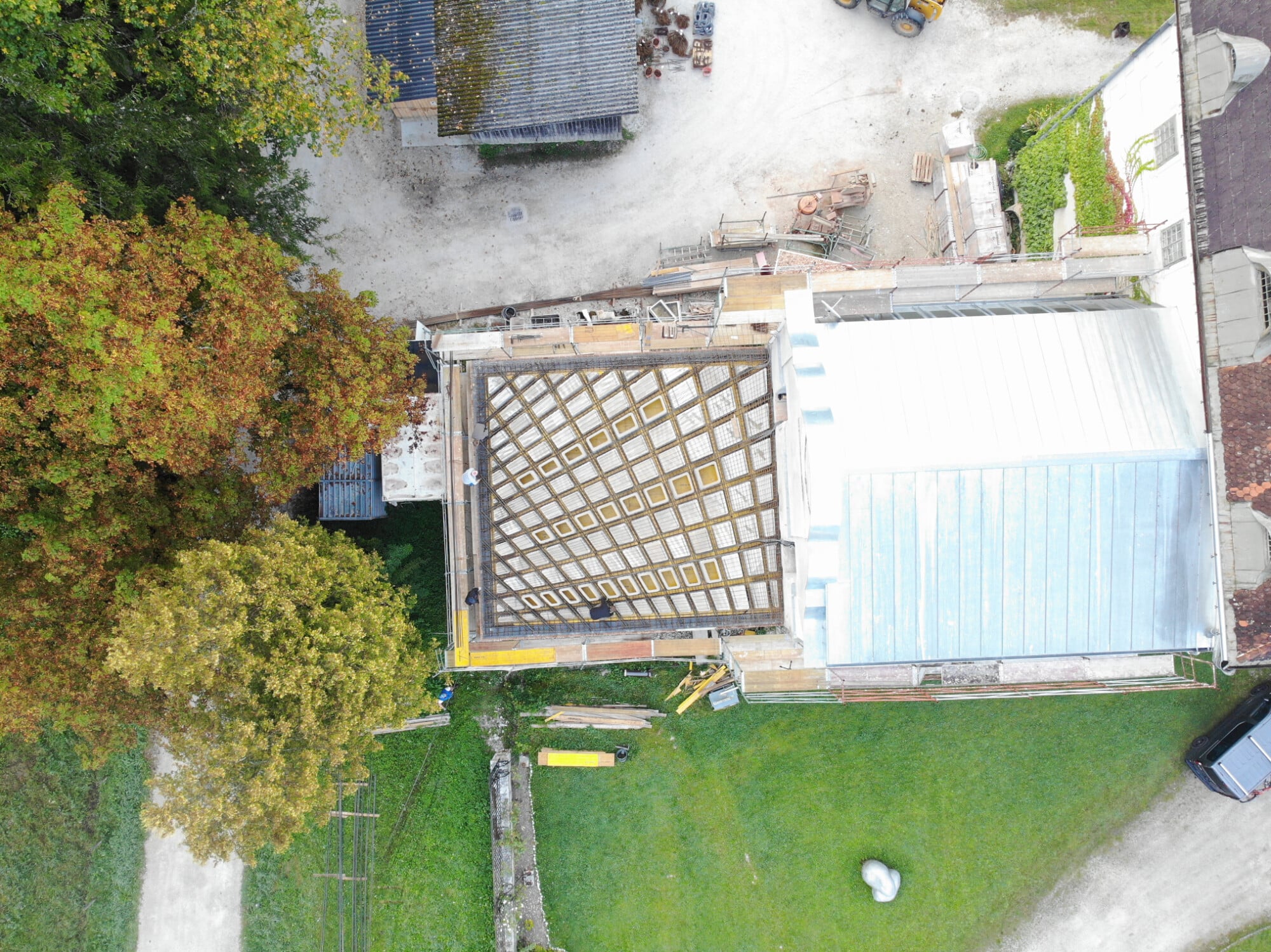 Die ungewöhnliche Decke des Ateliers (auf den Abbildungen noch in der Bauphase, vor dem Verguss) wurde vom Institut für Tragwerksentwurf (ITE) der TU Graz nach der Idee des Bauherrn geplant und umgesetzt.