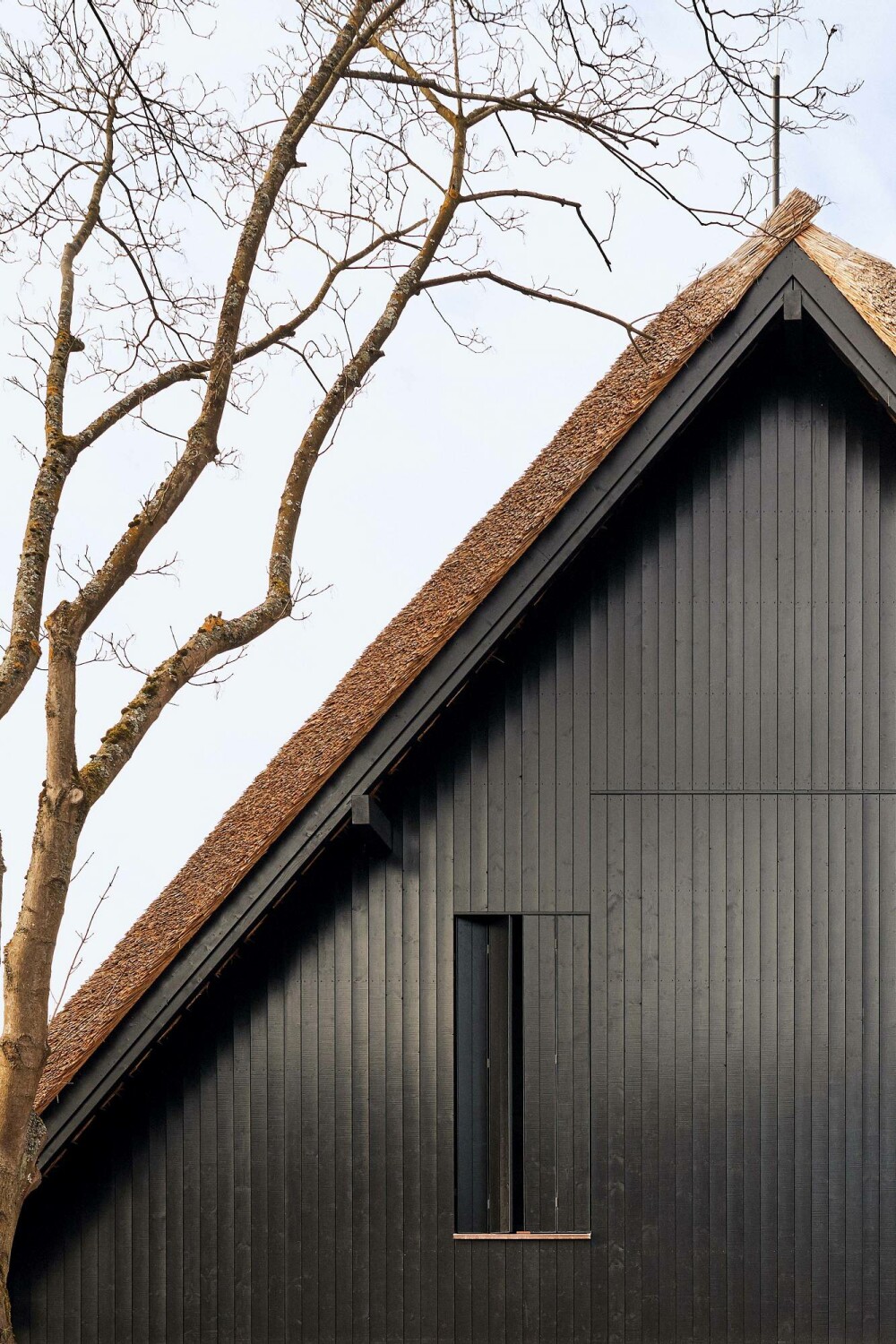 Alle konstruktiven Elemente oberhalb der Sohle bestehen aus Holzbauteilen aus dunkel lasiertem europäischem Nadelholz.