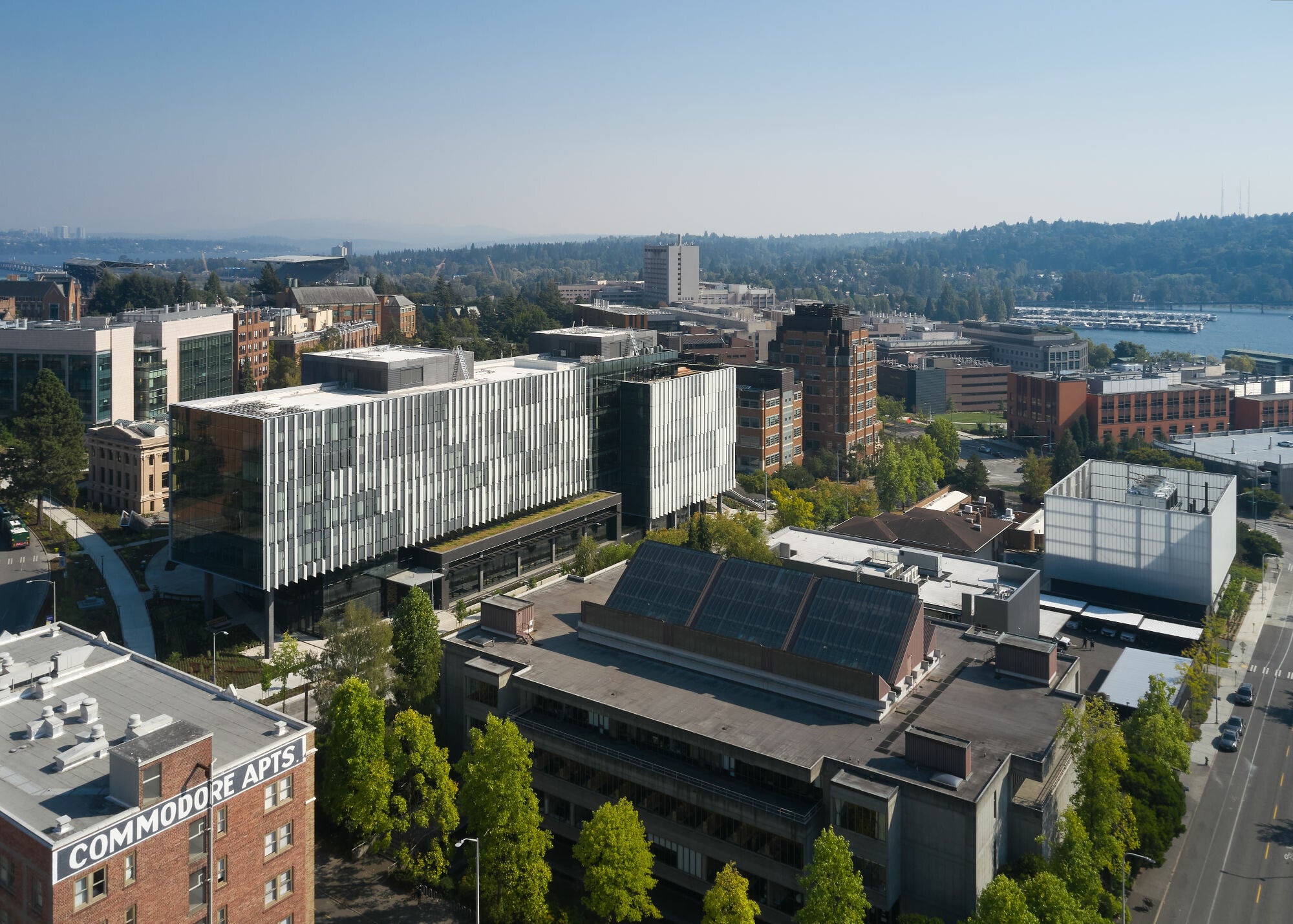 Auf dem Campus der University of Seattle vermittelt es zwischen zwei Niveauunterschieden.