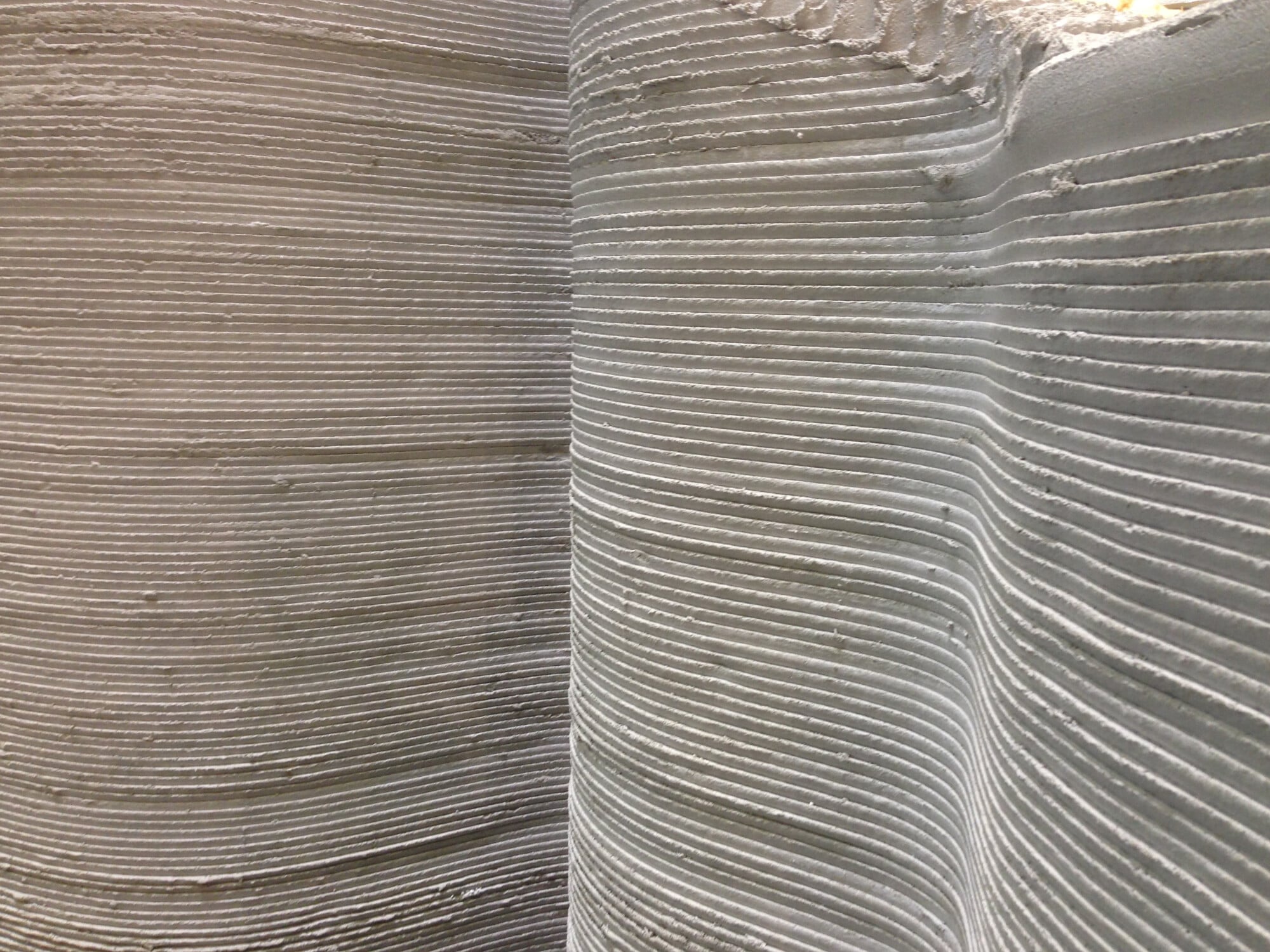 Im Extrusionsverfahren hergestellte 3-D-gedruckte Wand aus Beton